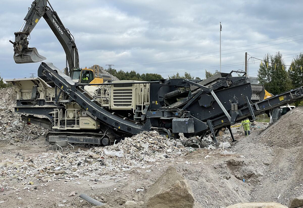 Metso Outotec’s Lokotrack LT1213 mobile impactor crusher is well equipped for crushing demolition waste