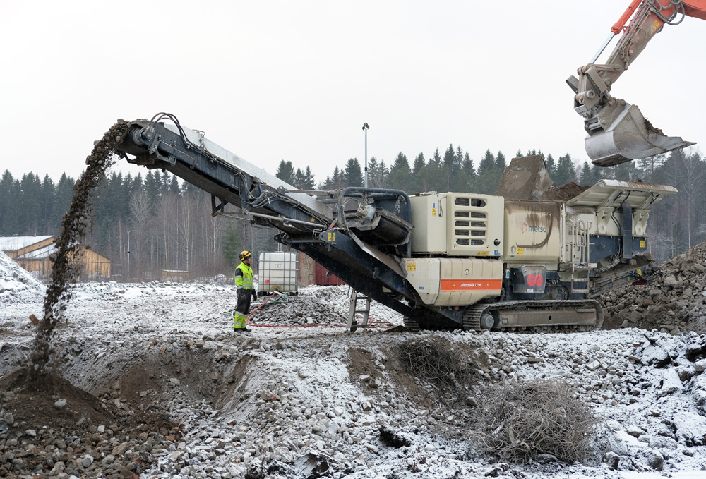 The noise- and dust-proof Lokotrack Urban LT96 crushes demolition concrete for PR-Urakointi at a speed of almost 200 tonnes per hour