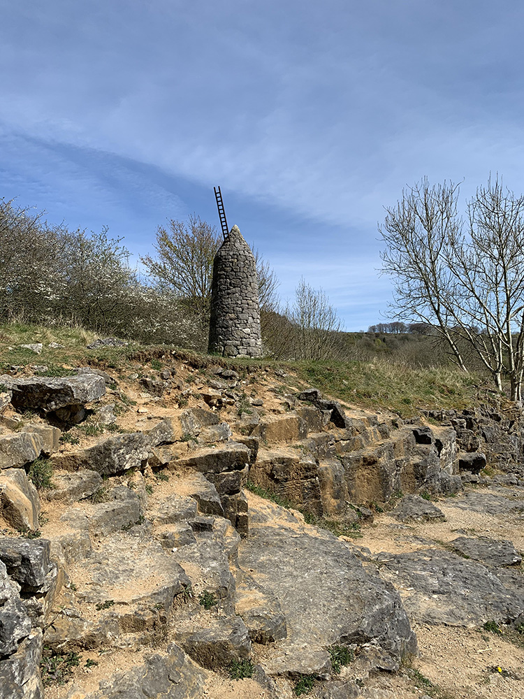 The NSC offers outdoor fossil trails, a visitor centre with a shop, a café and the Building Britain exhibition, geological walks, picnic areas, and a children’s play area