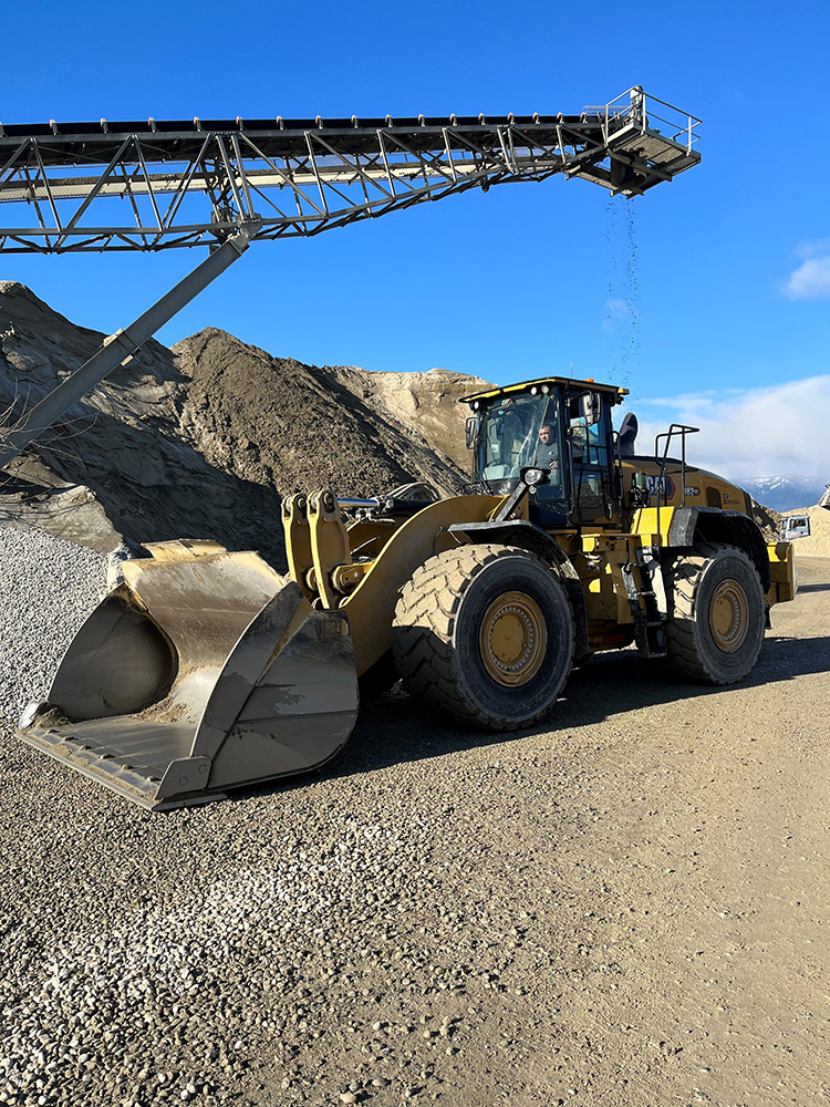 Hugo Carambola, GESA’s Cat 982 XE operator, getting the wheeled loader in place to collect a bucketful of processed material