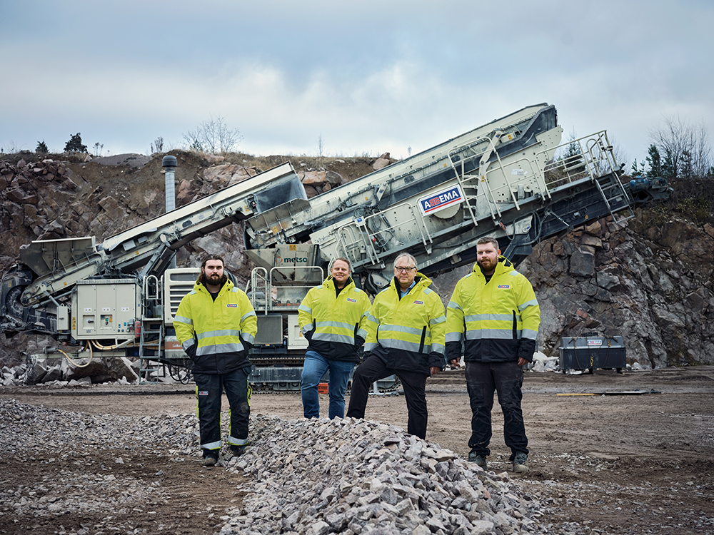 ABBEMA owner and MD Benth Winqvist (second left) and his team with the quarry company’s Volvo Penta D26-powered Metso LT 330D crusher