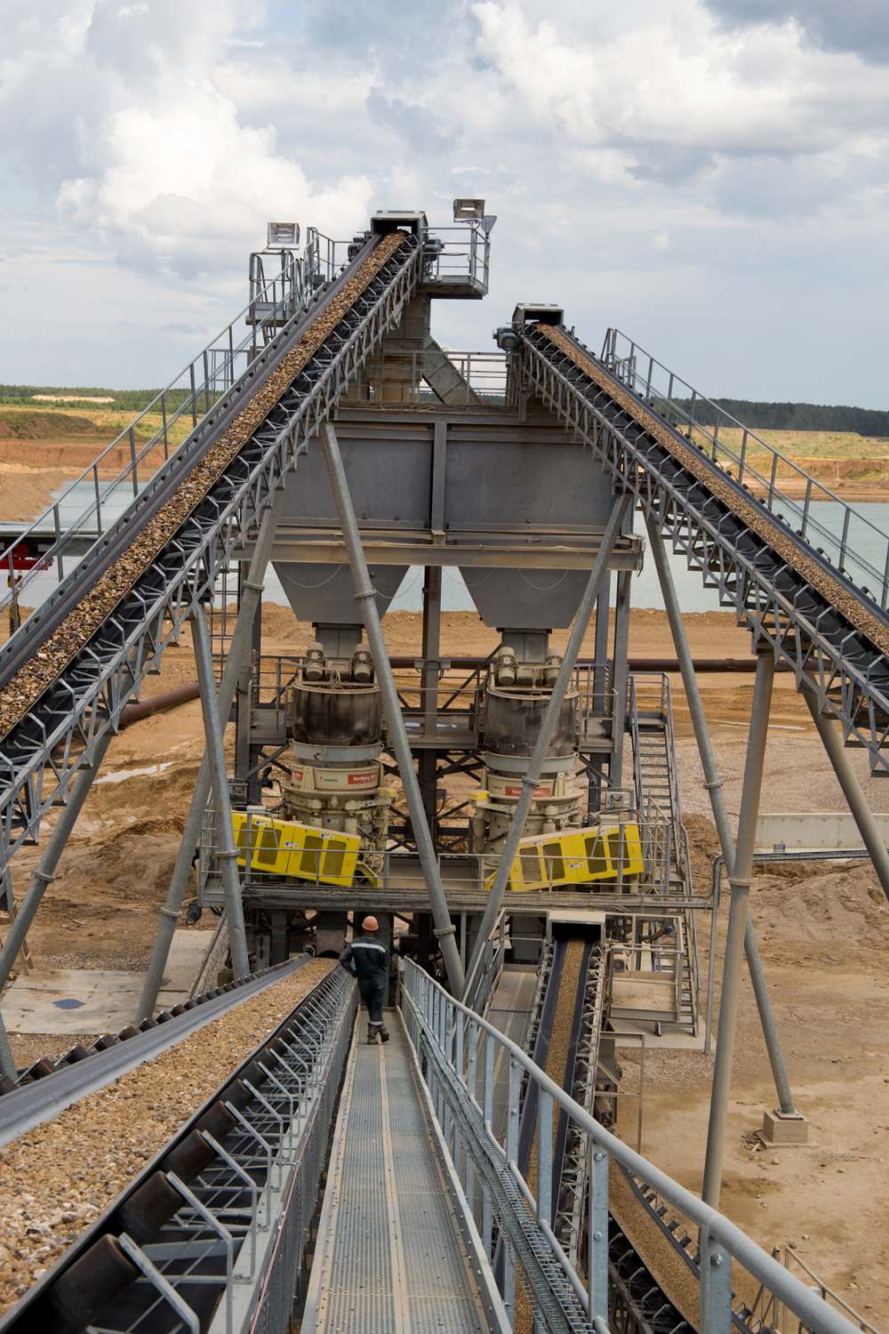 Some of Bogaevsky’s high-quality material being transported along Metso-supplied conveyors. The plant’s two HP4 cone crushers are also visible