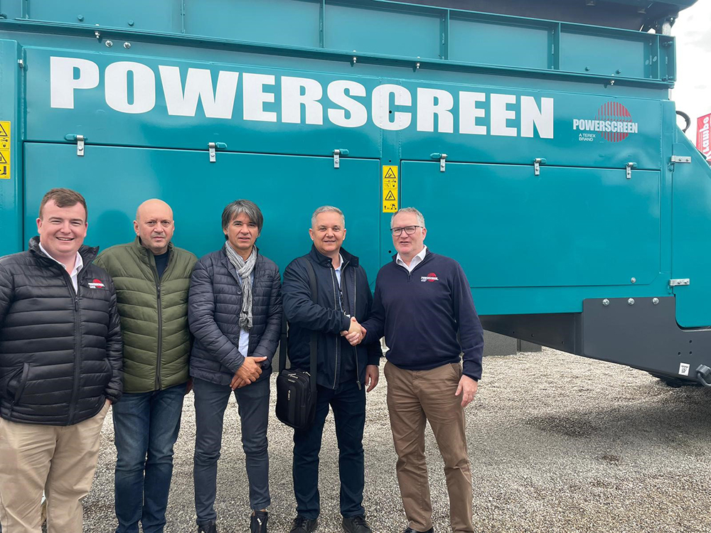 Powerscreen and IRCAT executives celebrate IRCAT’s appointment as Powersceen’s authorised Romania dealer