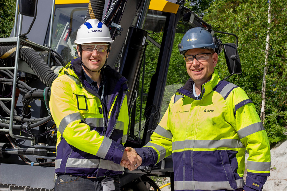 Skanska's Johan Eliasson (left) and Jonas Albertson, Epiroc CTO, mark the agreement to trial Sweden's  first-ever battery-electric tophammer rig