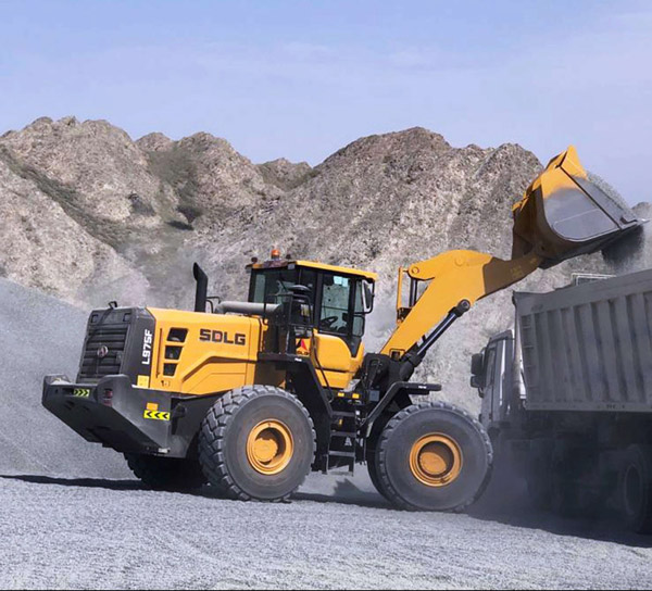 An SDLG L975F wheeled loader is excelling at a gravel quarry in the Oman desert