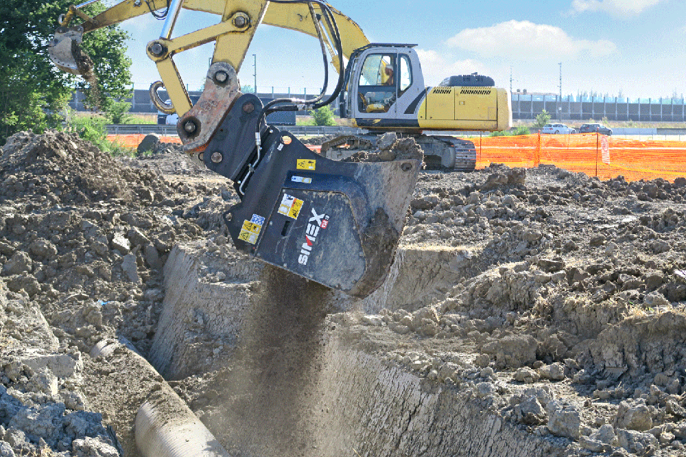 A Simex VSE screening bucket attached to an excavator at work on a job site