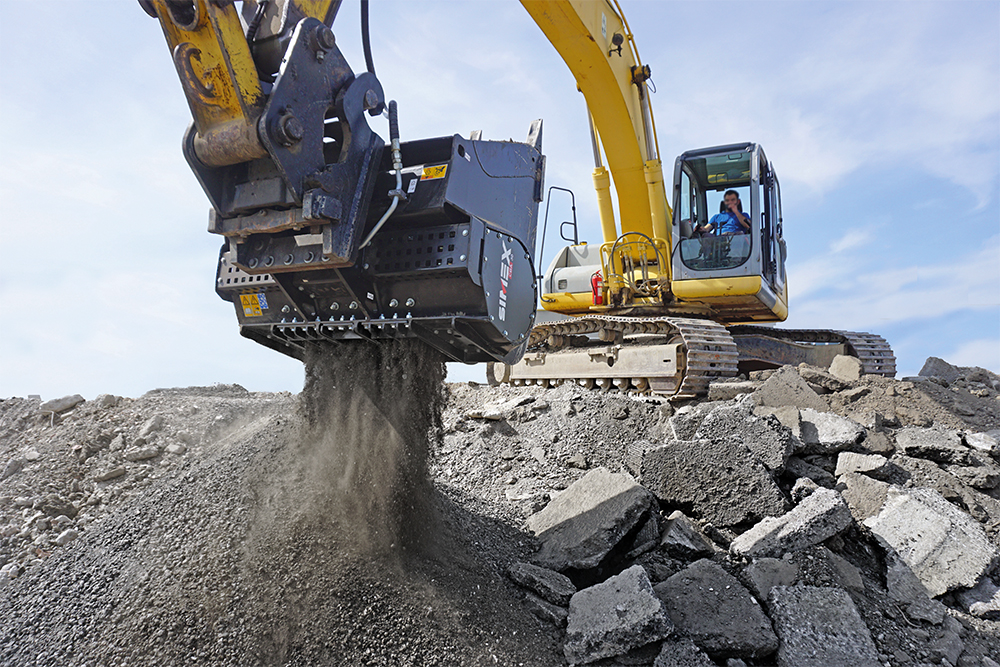 Simex’s CBA 30 asphalt granulator bucket for 18- to 28-tonne excavators in action on a job site