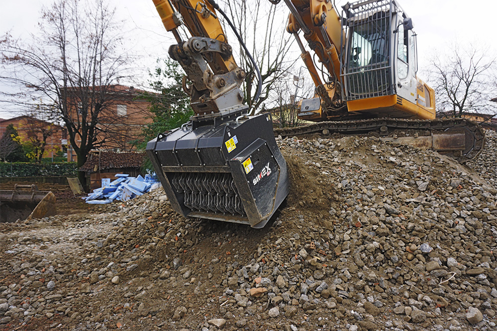 A Simex VSE 30 screening bucket attached to a Liebherr excavator, screening demolition waste in Modena, Italy