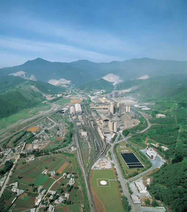 Ssanyong’s Donghae facility, claimed to be the world’s largest cement plant, has deployed a new FLSmIdth system to boost alternative fuel use. Image: Ssanyong Cement