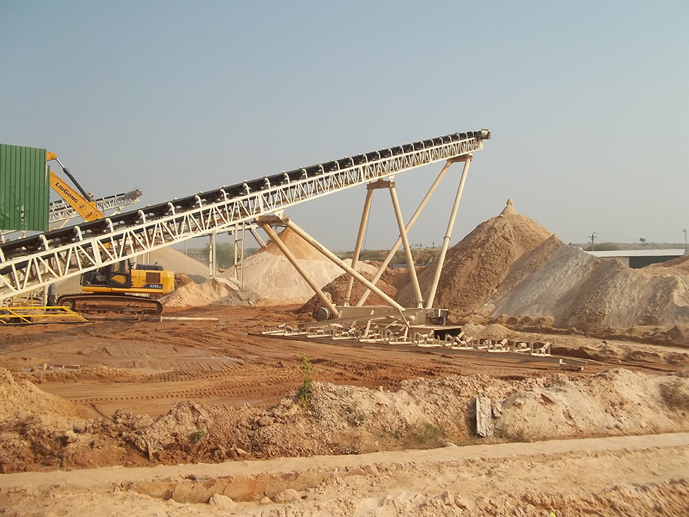 Swivelling conveyors for manufactured sand stockpiling
