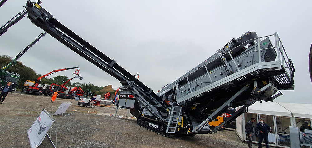 A side view of Terex Washing Systems’ new M1700X mobile washing screen