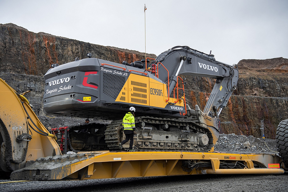 The first Volvo EC950F to arrive in Sweden is proving well suited to work at Aituk