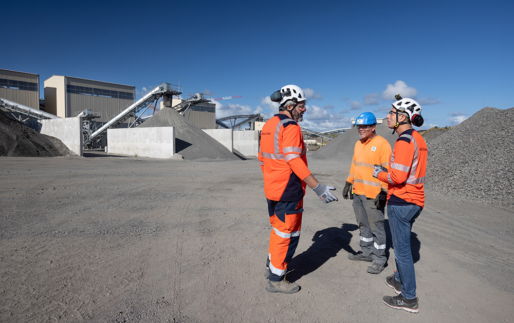 Jesus Florez, Metso Outotec’s site supervisor, SCPR operator Fabrice Nativel and Metso Outotec’s Marc Fourneret in discussion at the Pierrefonds site