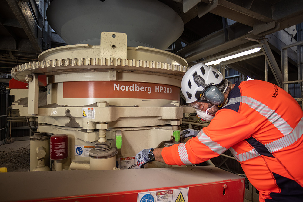 Jesus Lorez working with SCPR’s Nordberg HP200 cone crusher