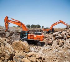 Hitachi ZX470LCH-5 and ZX520LCH-5 excavators