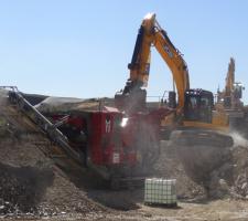 JCB 220X LC excavator feeding Maximus crusher web1.jpg