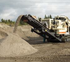 Mobile crusher at work