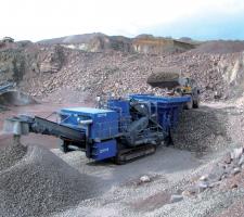 Mobile crusher at work