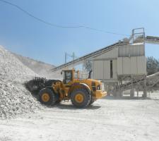 wheeled loader coping with hot, dusty conditions