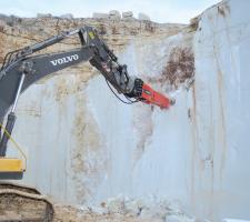 Promove’s XP4500 hammer and Volvo EC460 B excavator 