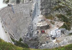 A new arch dam is being built in front of the existing Spitallamm dam that dates from 1930
