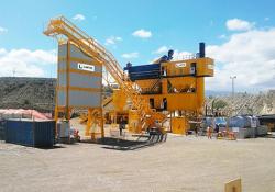 The Lintec CSD1500 asphalt mixing plant produces a special blend of asphalt for the dam