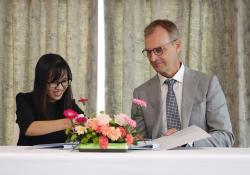Luyen Nguyen (left), CEO and owner of Trung Hieu, signs the agreement with Betolar head of Asia Juha Pinomaa