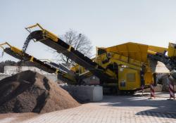  Büscher's Keestrack K4e ZERO screen is connected to the plug out functionality of the R3e ZERO impact crusher. The complete production train is powered by sustainable solar energy.