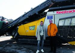 Wolfgang & Hans-Jürgen Büscher in front of the full electric plug-in R3e ZERO impact crusher | Pic: Keestack- Büscher