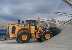 A Hyundai HL975A CVT wheeled loader is demonstrating impressive fuel economy at the LRM quarry in Lunel, France