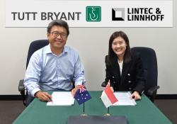 Left to right: Ng Chen Wei, MD of Tutt Bryant, and Christabel Chan, global business director of Lintec & Linnhoff signing the distribution agreement