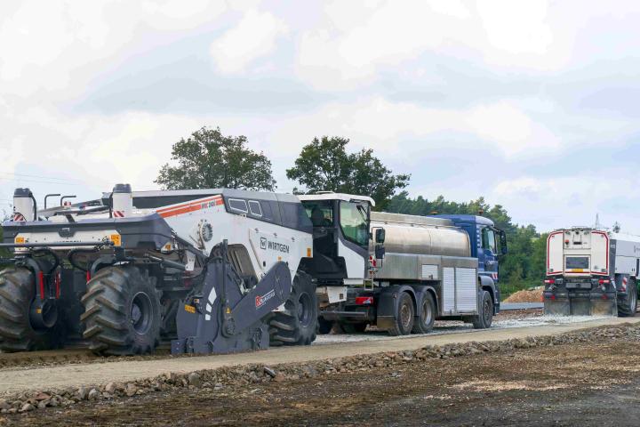 The Wirtgen Rock Crusher 240(i) enables the crushing, processing, and homogenisation of hard core, concrete fragments, cobblestones and stony ground